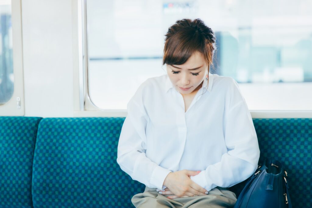 電車女性腹痛