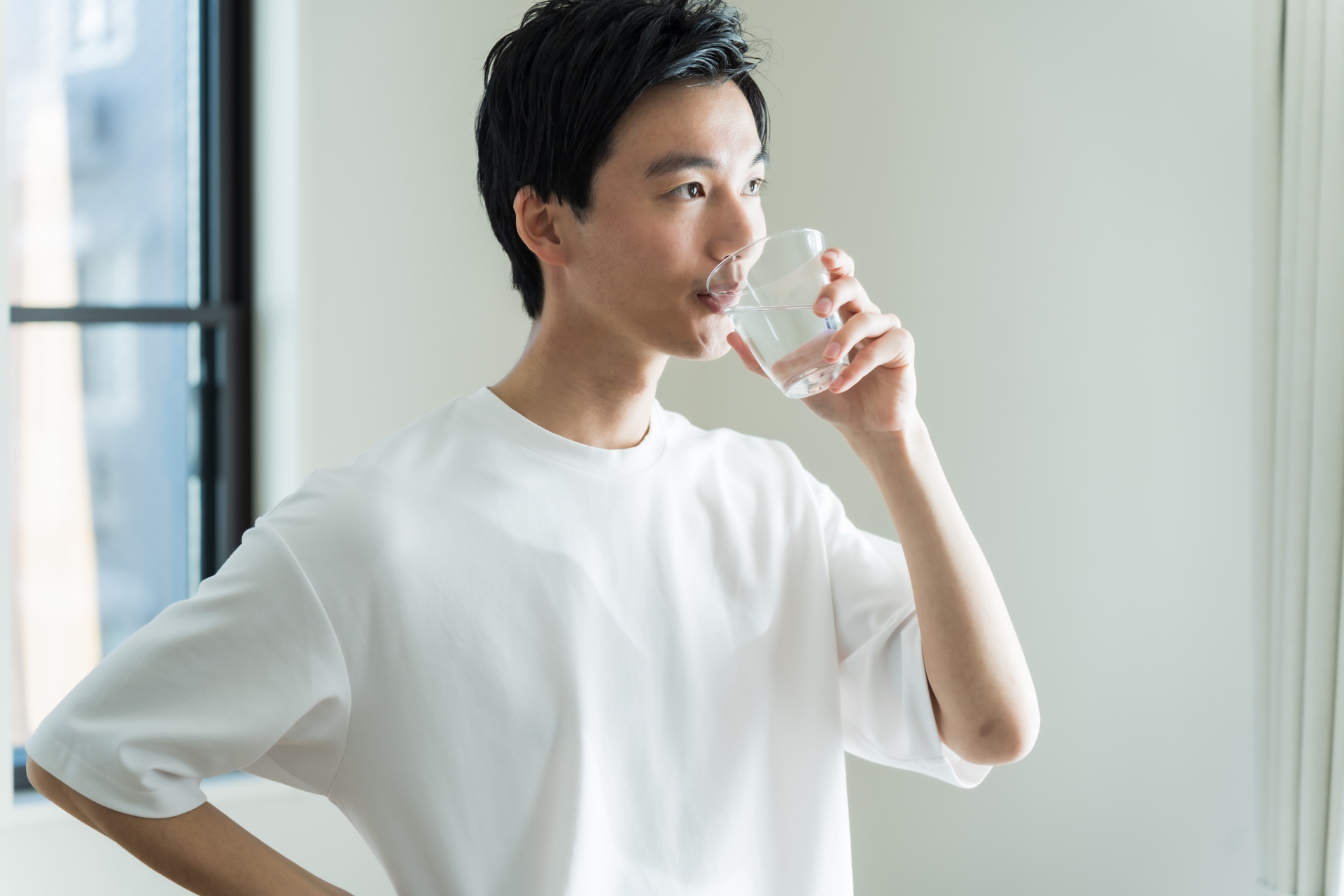 水を飲む人