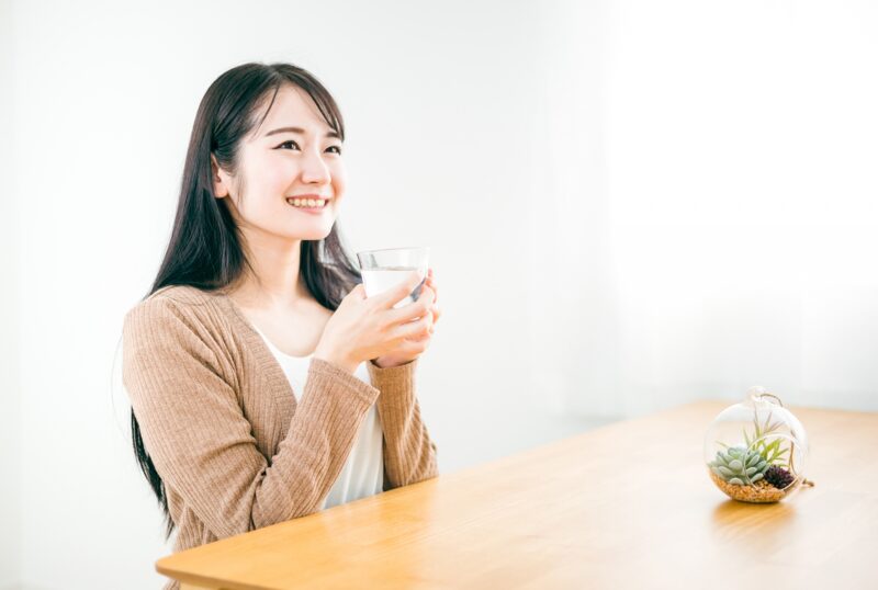 水・白湯を飲んで温活する日本人女性